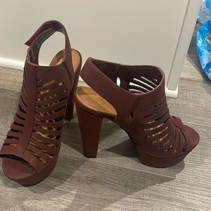 Speed limit 98. 5 inch heel with a 1 inch platform. Almost new condition